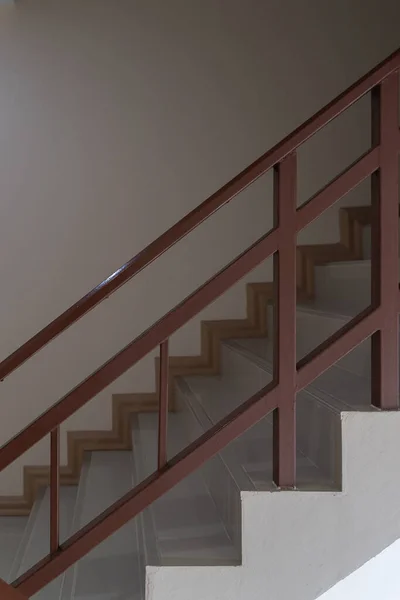 Escalera Con Barandilla Metálica Marrón Interior Moderno Edificio Oficinas Negocios — Foto de Stock