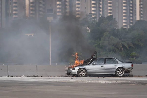 燃烧着的汽车着火了 汽车炸弹在城市里引起了破坏或道路事故 内战的概念和首都的叛乱 — 图库照片