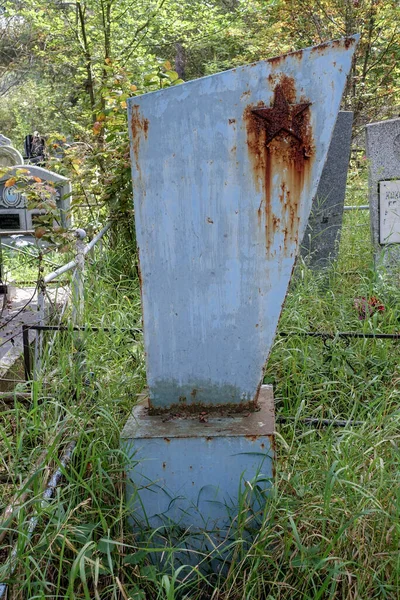 Old Cemetery Graves Monuments Bent Overgrown Grass Trees Russia Krasnoyarsk — Stock Photo, Image