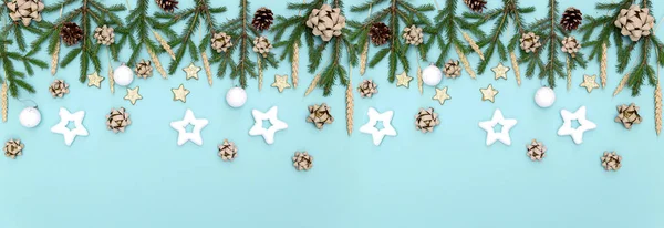 Γιορτινά Χριστουγεννιάτικα Σύνορα Μπλε Φόντο Πράσινα Κλαδιά Χριστουγεννιάτικου Δέντρου Παιχνίδια — Φωτογραφία Αρχείου