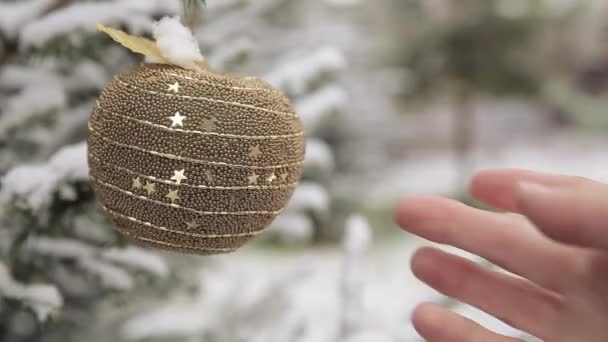 Świąteczna zabawka Złote Jabłko wiszące na choince pokryte śniegiem. — Wideo stockowe