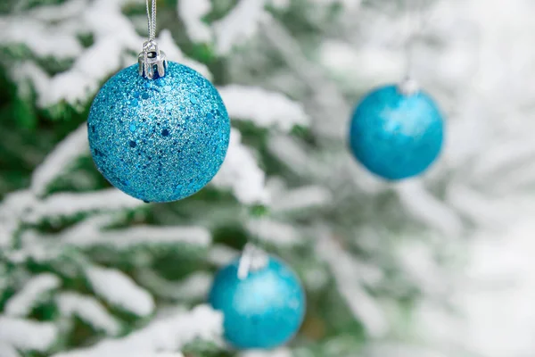 Neujahrsbälle Auf Einem Verschneiten Ast Weihnachtsbaumspielzeug Auf Den Schneebedeckten Zweigen — Stockfoto