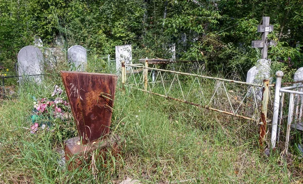 Old Cemetery Graves Monuments Bent Overgrown Grass Trees Russia Krasnoyarsk — Stock Photo, Image