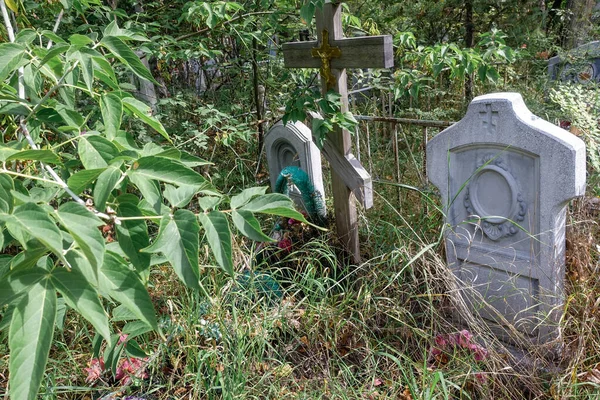 Old Cemetery Graves Monuments Bent Overgrown Grass Trees Russia Krasnoyarsk — Stock Photo, Image