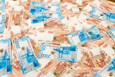 Rus parası, beş bin ruble ve iki bin ruble değerinde, yakın plan. Finans kavramı. Paranın geçmişi ve dokusu