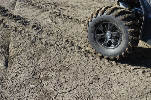 Atv Reifen Cst Ancla Nahaufnahme Eine Spur Auf Dem Rissigen — Stockfoto