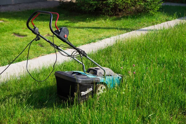 Electric Lawn Mower Makita Green Lawn Mowed Lawn Mower Concept — Stock Photo, Image