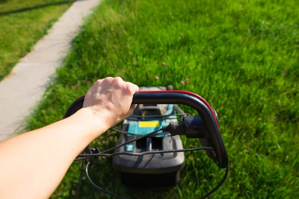 Passo Istruzioni Passo Passo Come Falciare Erba Con Rasaerba Elettrico — Foto Stock