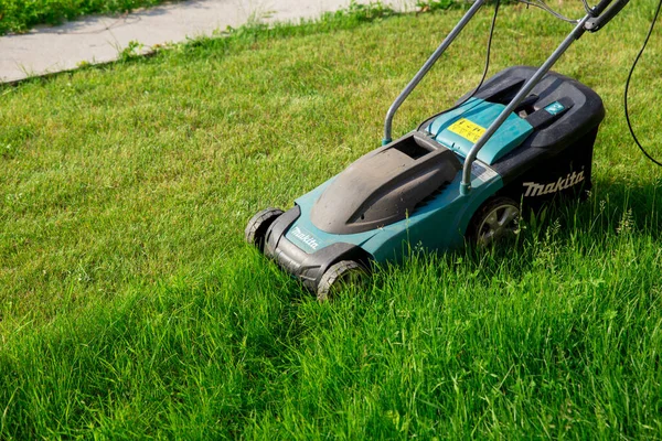 Electric Lawn Mower Makita Green Lawn Mowed Lawn Mower Concept — Stock Photo, Image