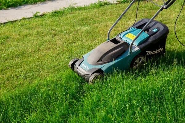 Corta Relva Eléctrico Makita Relvado Verde Cortado Com Cortador Relva — Fotografia de Stock