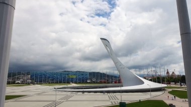 Olympic Park 'ta. Uçan kuğu şeklinde Olimpiyat Alevi kasesi. Yan görüş. Rusya, Soçi, Adler Bölgesi Imereti Lowland, 26 Mayıs 2021