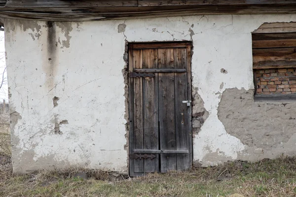 Old Wooden Door Ruined Farm Building Peeling Plaster — Stock Photo, Image