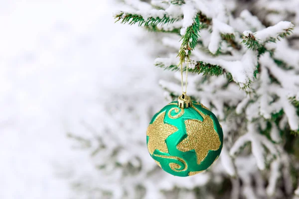 Vánoční Stromeček Hračka Větvích Jedle Pokryté Sněhem Zelená Lesklá Kulatá — Stock fotografie