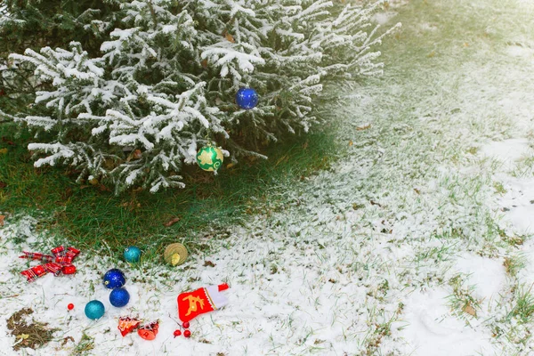 Giocattoli Natale Colorati Sono Sdraiati Sulla Neve Vicino All Albero — Foto Stock