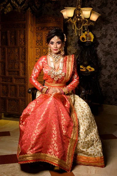 Magnificent Young Indian Bride Luxurious Dress Precious Jewellery Sitting Chair — Stock Photo, Image