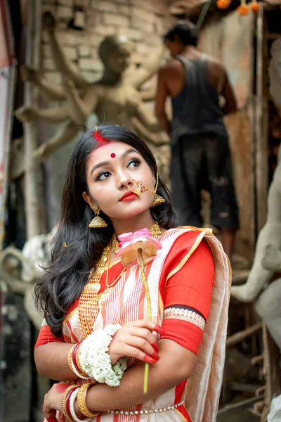 Retrato Una Hermosa Chica India Pie Frente Durga Idol Con — Foto de Stock