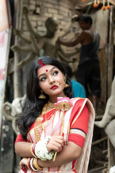 在Kolkata的Kumortuli 一个漂亮的印度女孩身穿传统服装 绣有黄金珠宝的萨里的肖像 — 图库照片