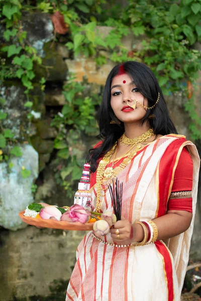 少数民族萨里中美丽的印度孟加拉女模的肖像及宗教祭品中的珠宝 — 图库照片