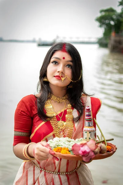 Портрет Красивой Индийской Девушки Стоящей Перед Рекой Ганга Традиционном Индийском — стоковое фото