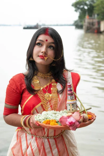 民族の保存と宗教的な提供のプレートを保持する宝石で美しいインドのベンガルの女性モデルの肖像画 — ストック写真