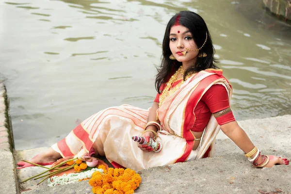 Retrato Menina Indiana Bonita Frente Rio Ganga Vestindo Saree Tradicional — Fotografia de Stock