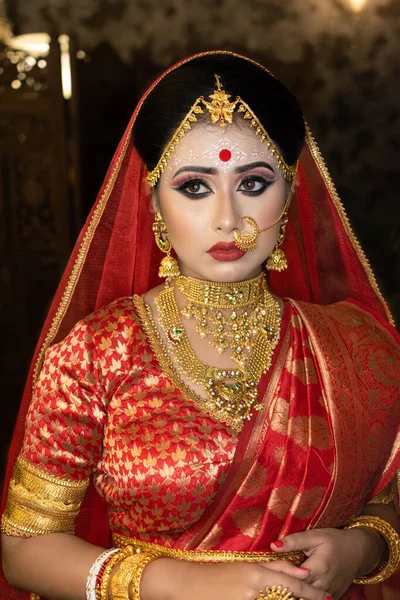 Portret Van Een Zeer Mooie Verrassende Indiase Bruid Concept Van — Stockfoto