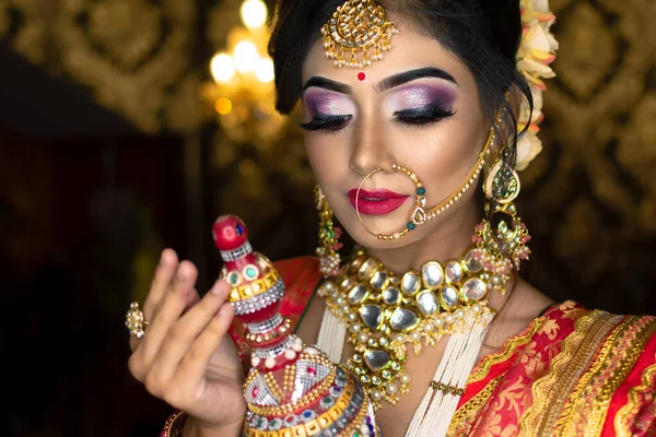 Portret Van Een Zeer Mooie Indiase Bruid Met Traditionele Houten — Stockfoto