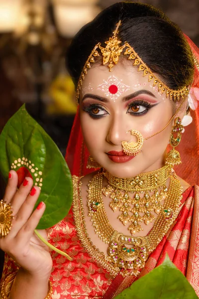 Portret Van Een Zeer Mooie Indiase Bruid Met Betelblad Bengaalse — Stockfoto