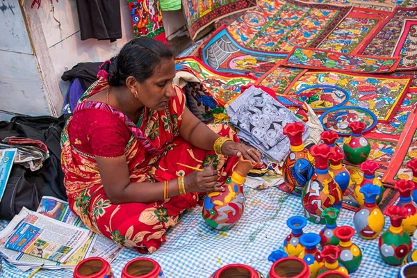 Indická Neidentifikovaná Žena Středního Věku Maluje Barevné Řemeslné Výrobky Prodej — Stock fotografie