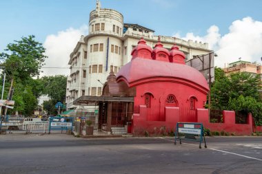 Ekim 2020 'de Hindistan' ın başkenti Kolkata 'da tarihi eser tapınağı bulunan boş şehir yolu (Central Avenue) manzarası