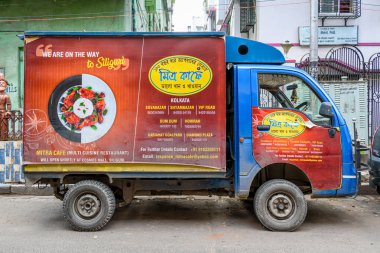 Hindistan 'ın Kuzey Kolkata kentindeki klasik caddelerde 2020 yılının Ekim ayında hafif yük vagonu ticari aracının park yeri fotoğrafı.