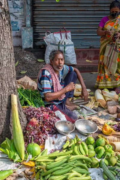 インドの野菜販売業者が2020年10月にインドのコルカタの地元市場で道路の隣で野菜を販売 — ストック写真