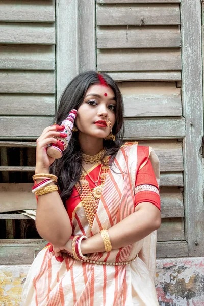 Portret Van Een Mooie Indiase Vrouw Met Traditioneel Indiaas Saree — Stockfoto