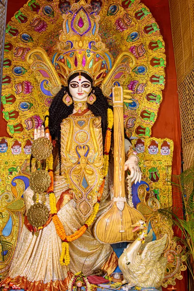 Bohyně Saraswati Idol Zdobené Puja Pandal Saraswati Symbolizuje Tvůrčí Energii — Stock fotografie