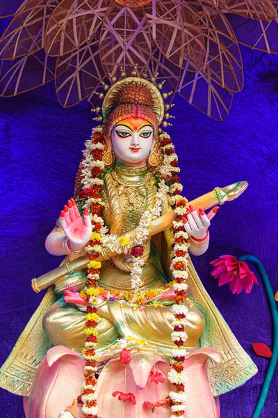 Saraswati Istennő Bálvány Díszített Puja Pandal Saraswati Szimbolizálja Kreatív Energia — Stock Fotó