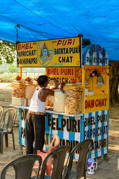 2019年5月 インドのコルカタの道路脇のカートで パプリチャット ベルプリ さまざまなチャットを販売している男 — ストック写真