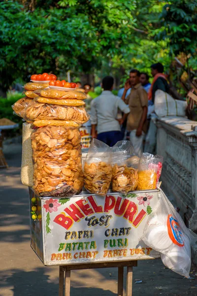 2019年5月 インドのコルカタの道路脇のカートでファーストフードの販売業者によって販売されているPapri Chat Bhel Puriなどのチャット — ストック写真