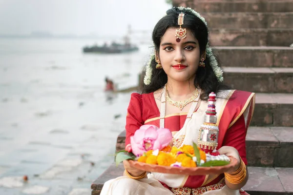 Portret Van Een Prachtig Indiaas Meisje Voor Rivier Ganga Met — Stockfoto