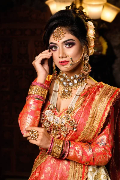 Πορτρέτο Της Πολύ Όμορφης Νεαρής Ινδής Νύφης Πολυτελή Νυφική Ενδυμασία — Φωτογραφία Αρχείου