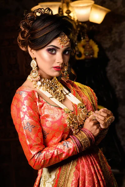 Портрет Дуже Красивої Індійської Нареченої Розкішному Весільному Костюмі Макіяжем Важкими — стокове фото