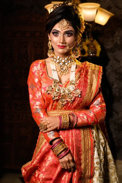 Portrait Einer Sehr Schönen Jungen Indischen Braut Luxuriösem Brautkostüm Mit — Stockfoto