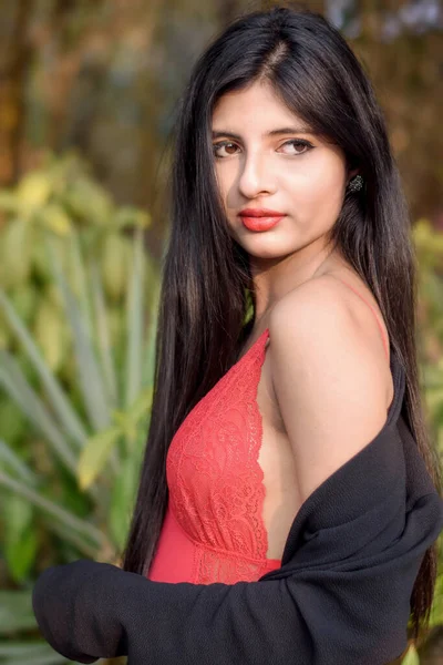 Retrato Una Joven Atractiva Mujer Muy Hermosa Vestida Rojo Mirando —  Fotos de Stock