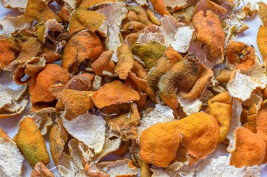 Beyaz bir yüzeyde kurutulmuş işlem için ev yapımı şekerli portakal kabuğu resmi..