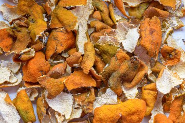 Beyaz bir yüzeyde kurutulmuş işlem için ev yapımı şekerli portakal kabuğu resmi..