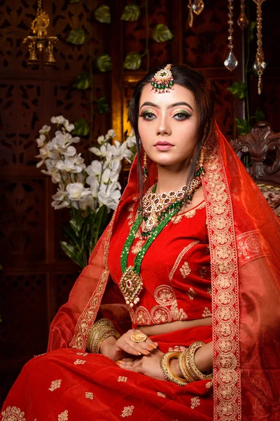 Prachtige Jonge Indiase Bruid Luxe Jurk Kostbare Sieraden Zit Een — Stockfoto