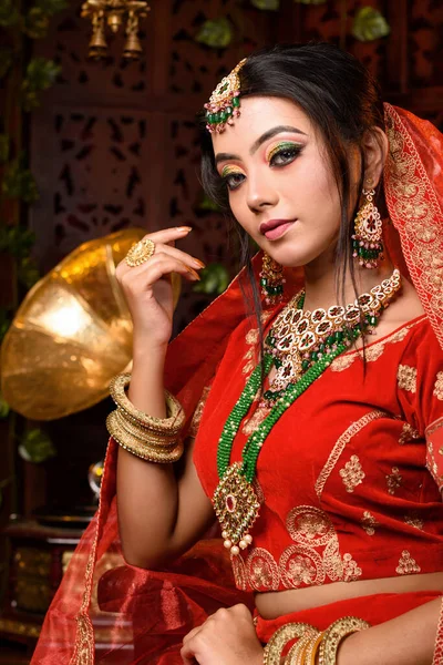 Великолепная Молодая Индийская Невеста Роскошном Платье Драгоценных Украшениях Сидит Кресле — стоковое фото