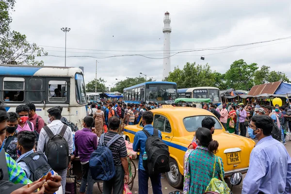 Pessoas Reuniram Banca Ônibus Esperando Ônibus Com Máscaras Durante Período — Fotografia de Stock