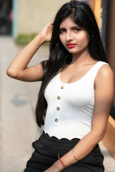 Portrait Très Belle Jeune Femme Indienne Aux Cheveux Raides Séduisante — Photo