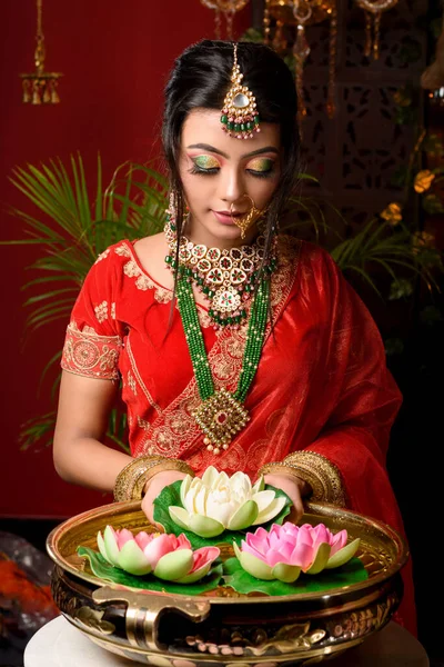 Potret Pengantin Wanita India Muda Yang Sangat Cantik Dengan Kostum — Stok Foto