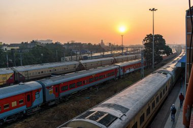 Hindistan 'ın Kolkata kentindeki Hindistan tren istasyonunda 2021 Şubat' ında ekspres trenler görülüyor.